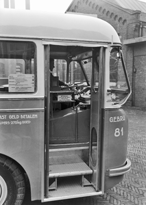86550 Afbeelding van de ingang van de Daf/Domburg autobus nr. 81 (serie 76-90) van het G.E.B.R.U. op het remiseterrein ...